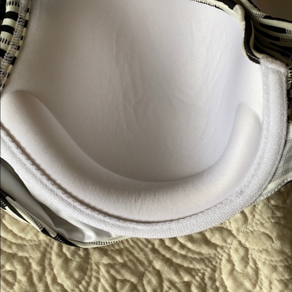 Victoria’s Secret Bikini - Picture 7 of 7